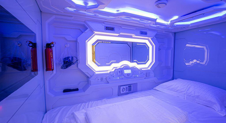 Auch das Licht schafft im Kapselhotel die Raumschiff-Atmosphäre.